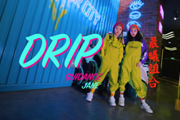 兩位小美女又一次合作，看著(zhù)她倆成長(cháng)起來(lái)的～太Cool了