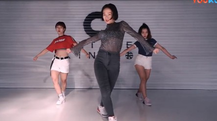 1563444384133299.jpg 爵士舞肩部動(dòng)作