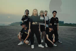 莫庸老師最新編舞，由他的編舞初級班學(xué)員出演～大家都是第一次拍視頻，特別棒了哦