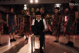 中間的男生可真是艷福不淺啊～