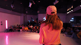 1606196159993818.gif 你好中文歌花絮_20191205182452.gif